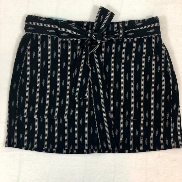 Old Navy Dresses & Skirts - NWT Old Navy Black Circle Skirt WITH POCKETS